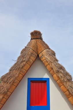 üst kısmındaki üçgen alınlıklı