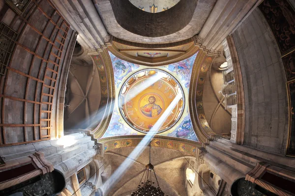 The round arch of a ceiling is shined with beams — Stock Photo, Image