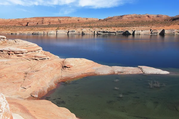 L'acqua blu e urchese nel deserto — Foto Stock