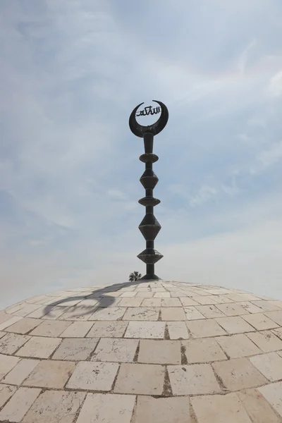 A mesquita com o crescente muçulmano — Fotografia de Stock