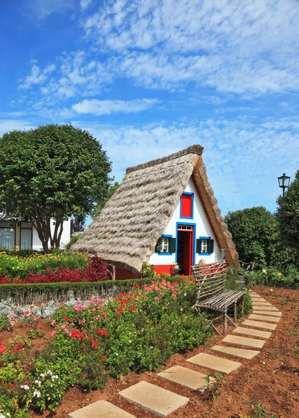 Charmante cottage en kleine tuin met bloemen — Stockfoto