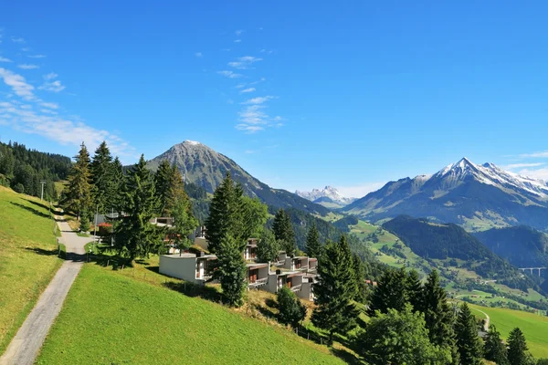 Cesta mezi alpské louky a horské chaty — Stock fotografie