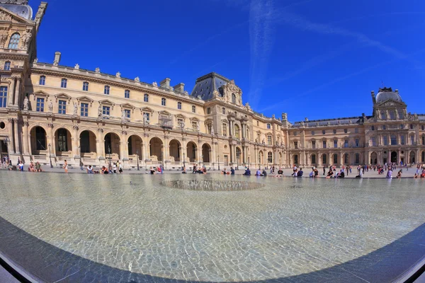 The Louvre - a huge bowl magnificent fountain — Stock Photo, Image