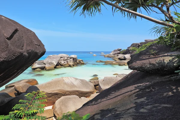 La playa de arena blanca entre acantilados negros —  Fotos de Stock