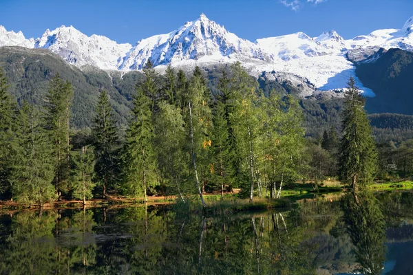 Chamonix - lyžařské středisko ve francouzských Alpách — Stock fotografie