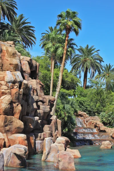 La fontana circondata dalla vegetazione tropicale — Foto Stock