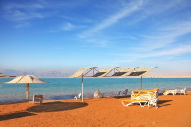  Dead Sea, turuncu kum ve plaj sandalyeleri 