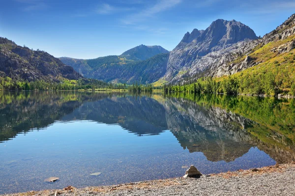 Las majestuosas montañas se reflejan en el agua — Foto de Stock