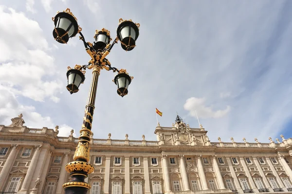 Lanternas em estilo barroco adornam o Palácio — Fotografia de Stock