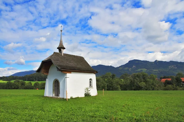 Kaple na zelené louce — Stock fotografie