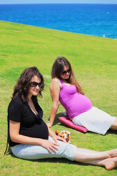 Twee jonge zwangere vrouwen hebben een rust — Stockfoto