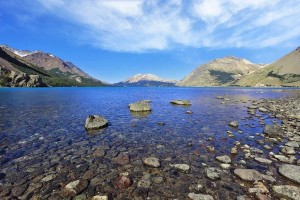 Il lago circondato dalle montagne — Foto Stock