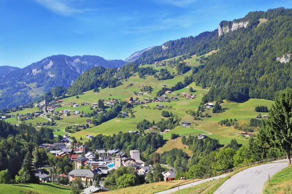 Nazik yamaçlarında Alpine meadows — Stok fotoğraf