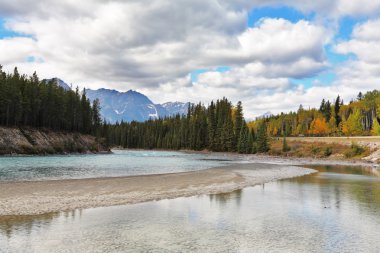 Gölün yüzeyi parlak
