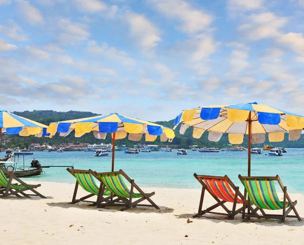 Пляжные зонтики и шезлонги — стоковое фото