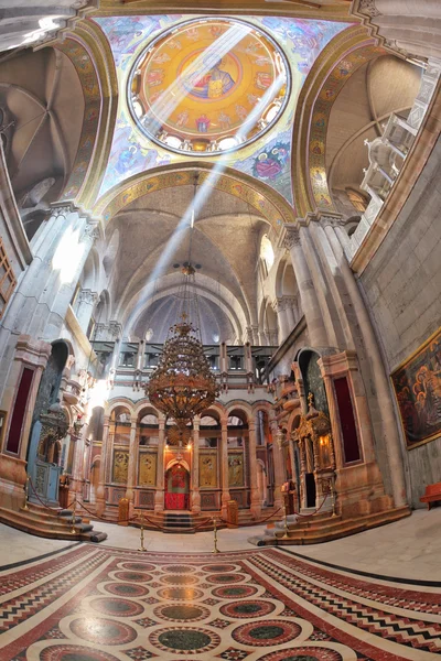 La sala de mármol del Santo Sepulcro iluminó el sol brillante —  Fotos de Stock