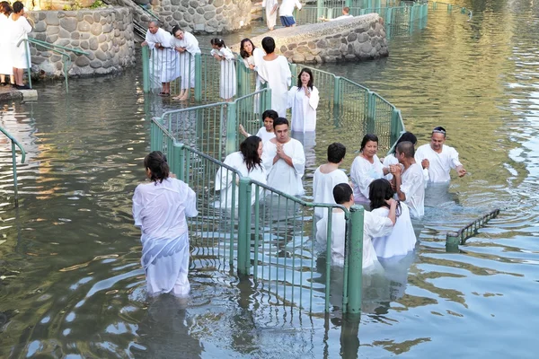 Kristna pilgrimer i floden jordan rituellt dop — Stockfoto