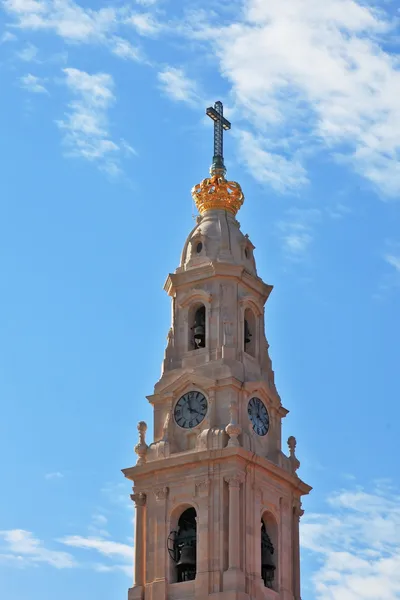 Живописная башня, увенчанная крестом — стоковое фото