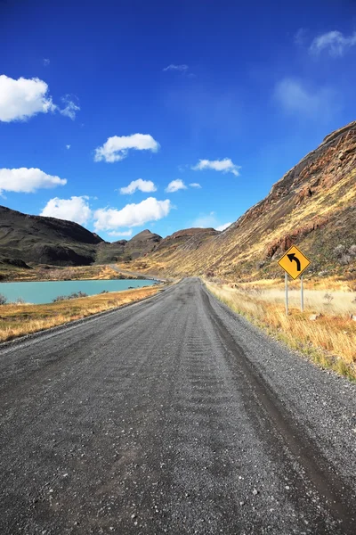 Estrada direta de terra ao longo do Lago Pehoe — Fotografia de Stock
