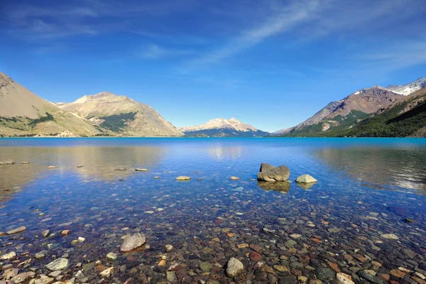 Zrcadlo hladké jezero obklopené horami — Stock fotografie
