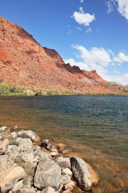 Zümrüt colorado Nehri arasında dağlar 