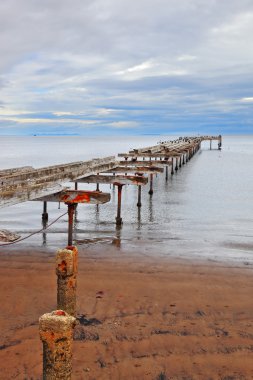 aşınmış yatakları ve ahşap döşeme