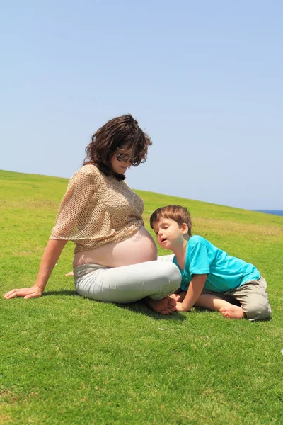 Th pregnant woman rests with four-year-old son — Stock Photo, Image