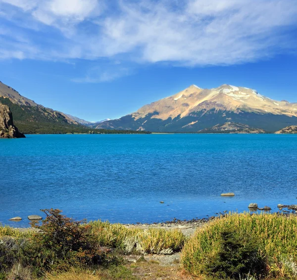 O lago azul no vale — Fotografia de Stock