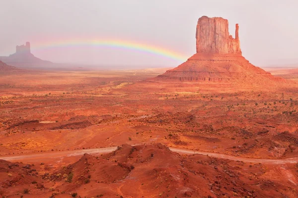 明るい赤「ミトン」と輝く虹 — ストック写真