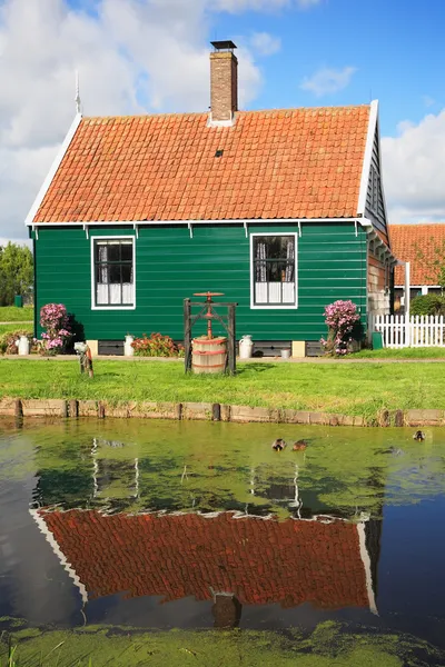 Jolie petite maison avec un toit rouge — Photo