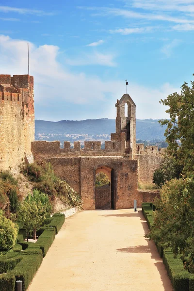 Muro di pietra e l'ingresso al parco — Foto Stock