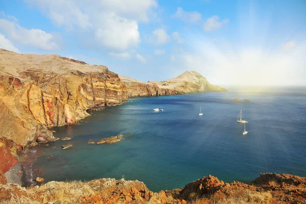 The white yachts in the rocky gulf — Stock Photo, Image