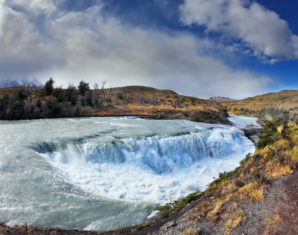 The raging waterfall on the Rio Paine. — Stock Photo, Image