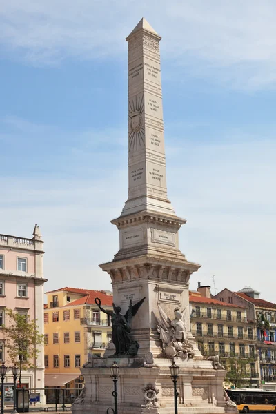 O obelisco gigante no centro de Lisboa — Fotografia de Stock