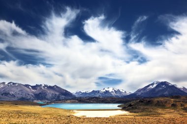 güçlü Rüzgar bulutları döner