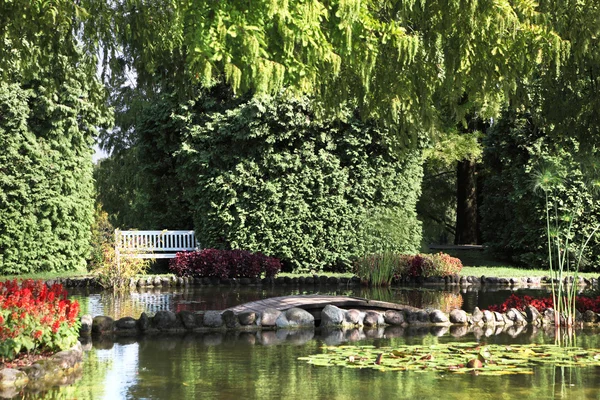 Un estanque y árboles elegantemente recortados — Foto de Stock