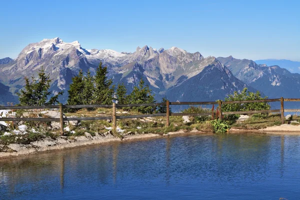 Pequeno lago com água azul — Fotografia de Stock