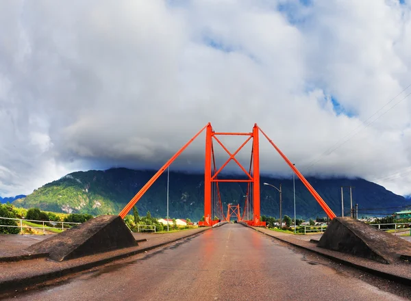 Rode brug over de fjord — Stockfoto