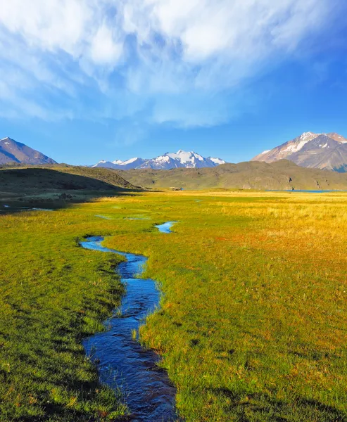 穿过小河风景如画的山谷 — 图库照片