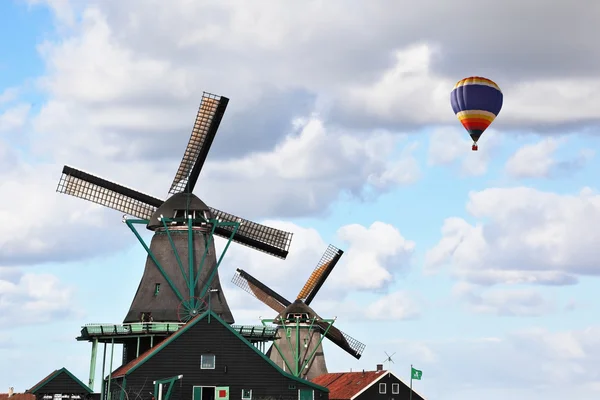 Pittoreske windmolens en vliegende kleurrijke ballon — Stockfoto