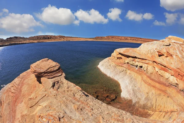 Järvi Powell punaisella aavikolla — kuvapankkivalokuva