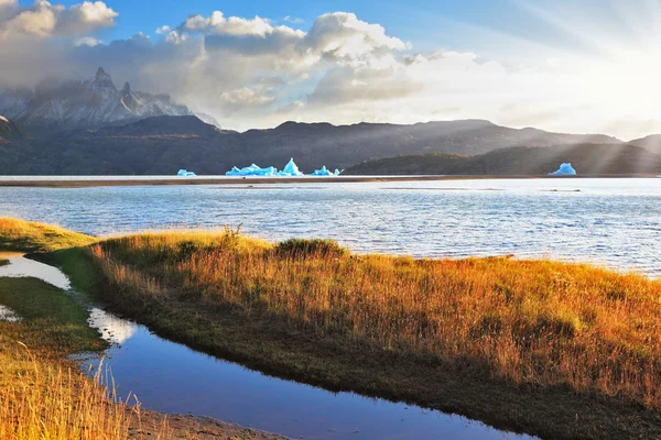 회색 호수와 눈 덮인 산 — 스톡 사진