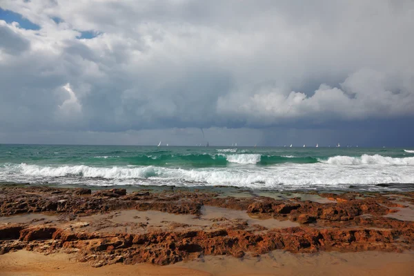 Surf marino después de la gran tormenta de invierno — Foto de Stock