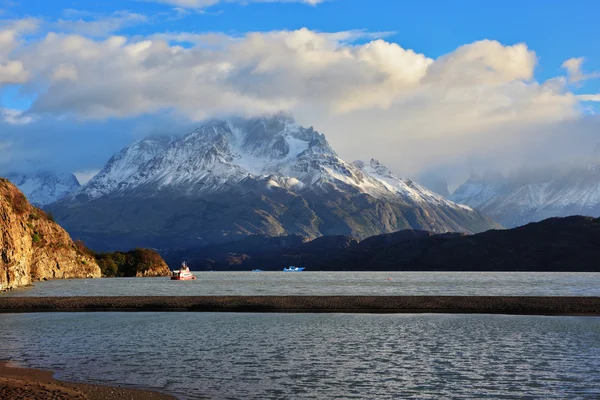 By the banks of the red tourist ship sails — Stock Photo, Image