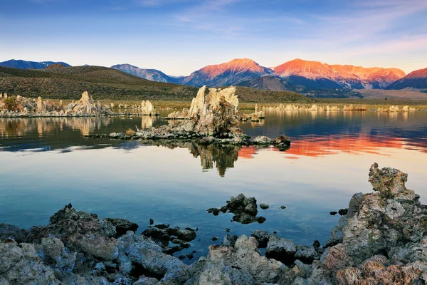 Valeurs aberrantes - formation de calcaire sur le lac — Photo