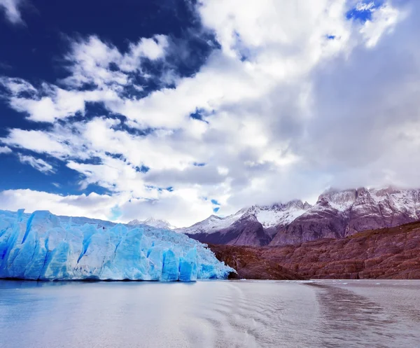 Blaues Gletschergrau spiegelt sich im See wider — Stockfoto