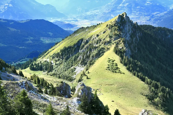 Os picos irregulares e os prados alpinos suaves — Fotografia de Stock