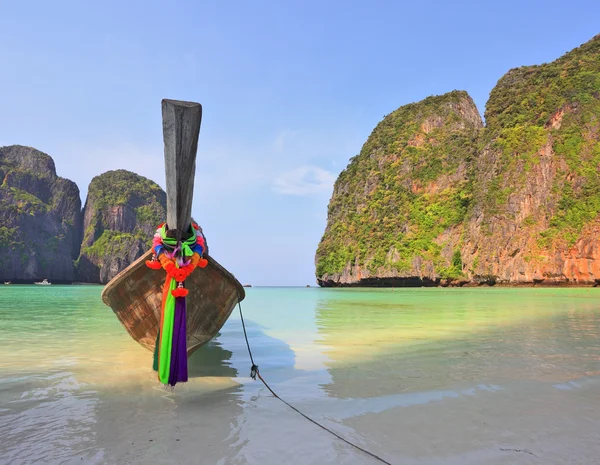 El barco nativo para los turistas — Foto de Stock