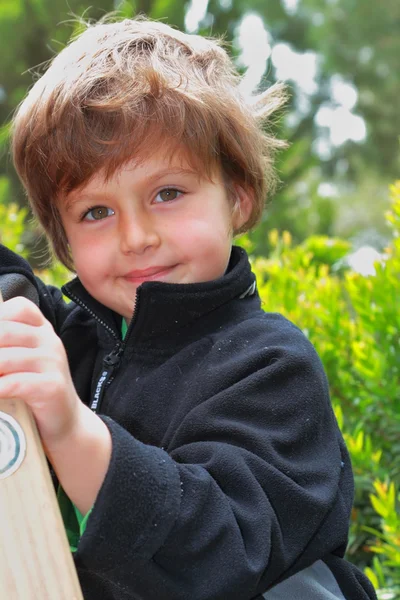 Sarışın çocuk ahşap merdivenleri tırmandı. — Stok fotoğraf