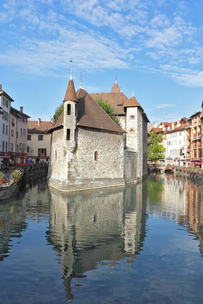 La prigione medievale nel mezzo di un grande canale cittadino — Foto Stock